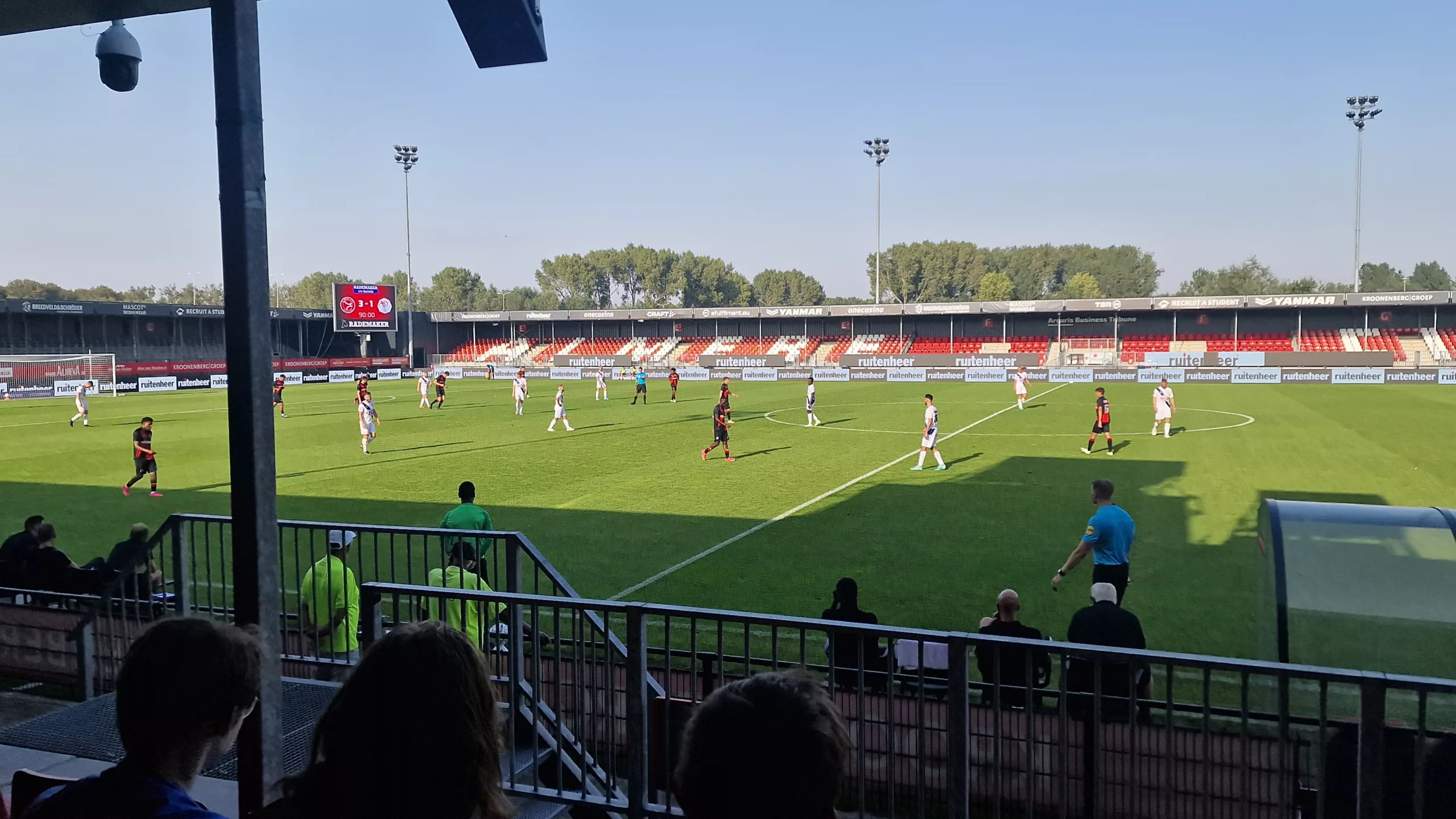 Jong Almere City flitsend richting de eerste overwinning