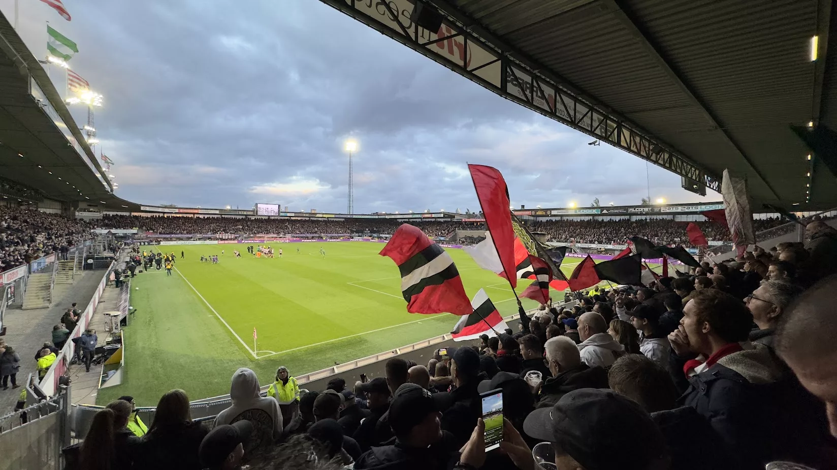Almere City FC blijft verrassen in de Eredivisie en wint op het Kasteel