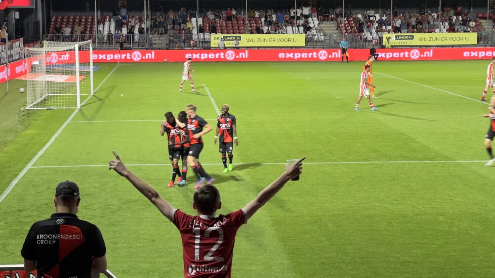 Almere City FC wint eerste thuiswedstrijd overtuigend van TOP Oss