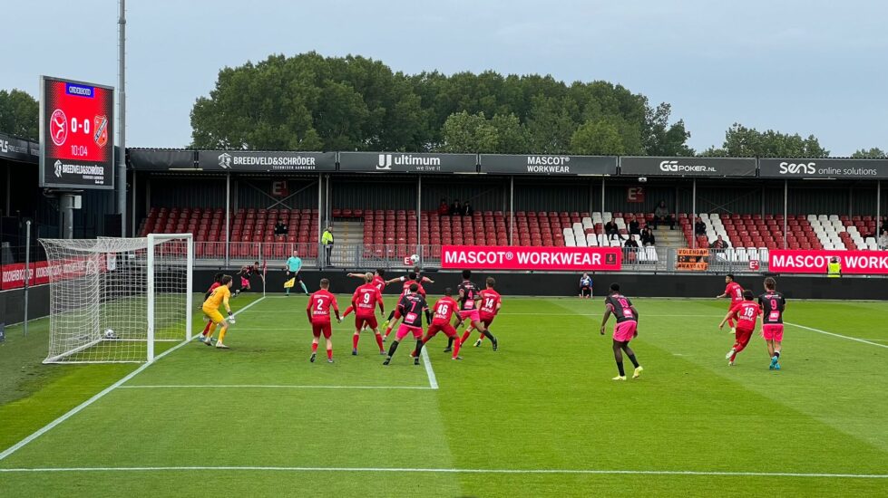 Almere City O21 zet belangrijke stap door te winnen van Jong Volendam